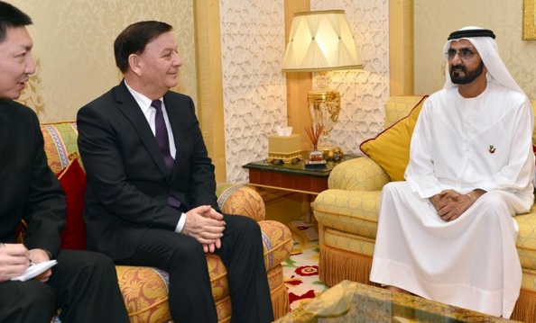 حمدان بن محمد يشهد منافسات مهرجان الوثبة للهجن ويتوج الفائزين
