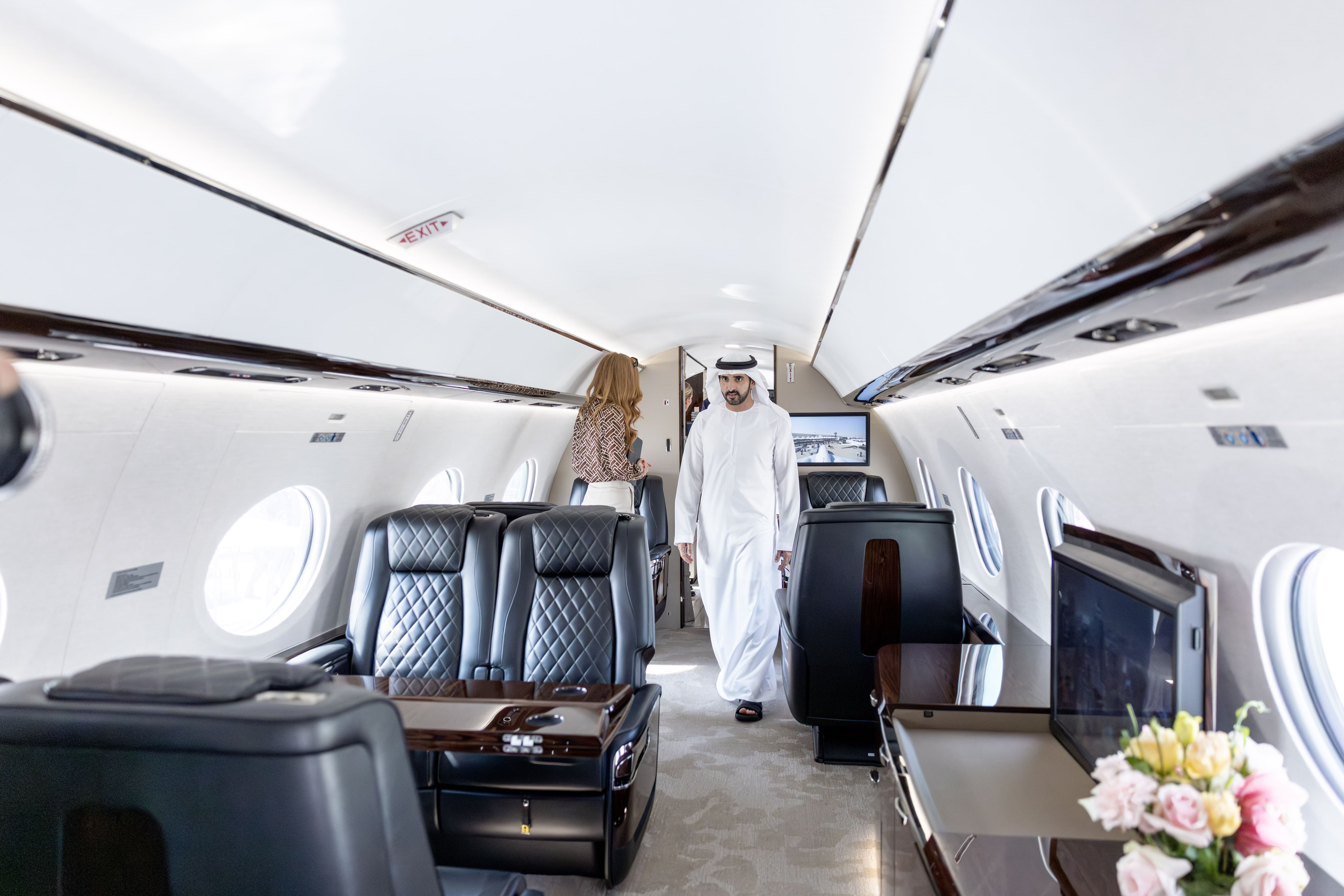 حمدان بن محمد يزور معرض دبي للطيران ويتفقّد جانباً من أحدث الطائرات المشاركة