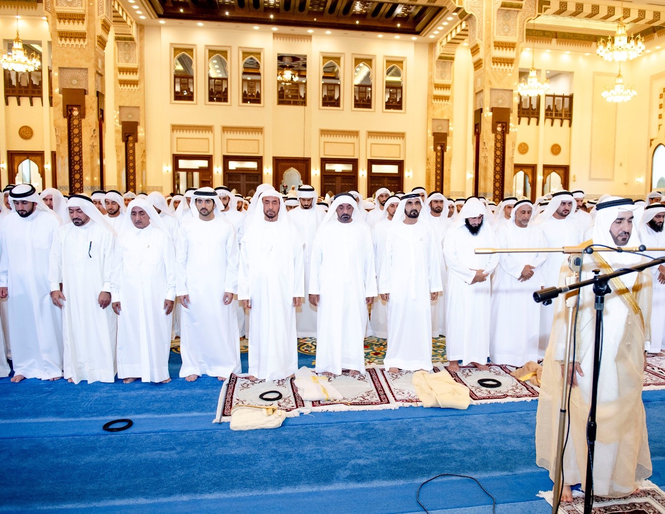 Mohammed bin Rashid performs Eid al-Fitr Prayer