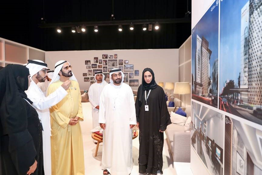 Mohammed bin Rashid reviews the design of the new building of the UAE Journalists Association