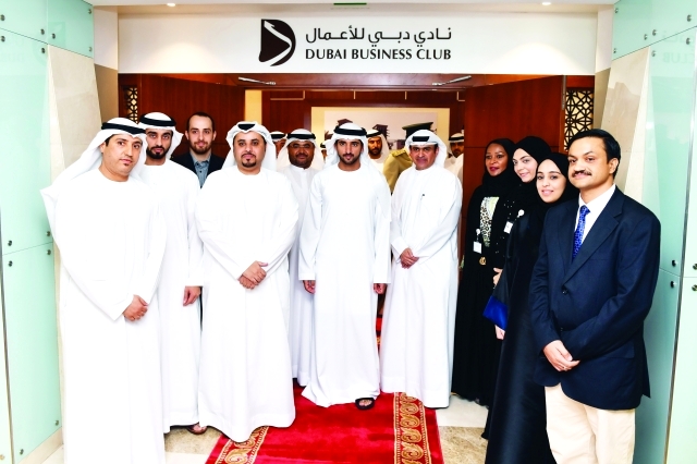 محمد بن راشد يعزّي آل الطاير 