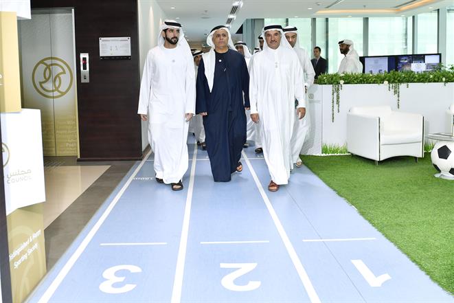 حمدان بن محمد يزور مقر مجلس دبي الرياضي