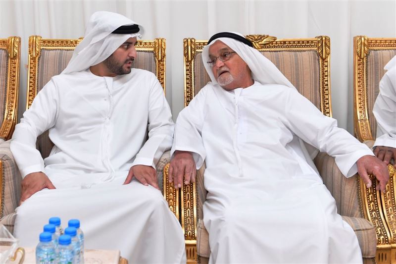 نائب حاكم دبي يقدم واجب العزاء في وفاة عوض الصيري القمزي