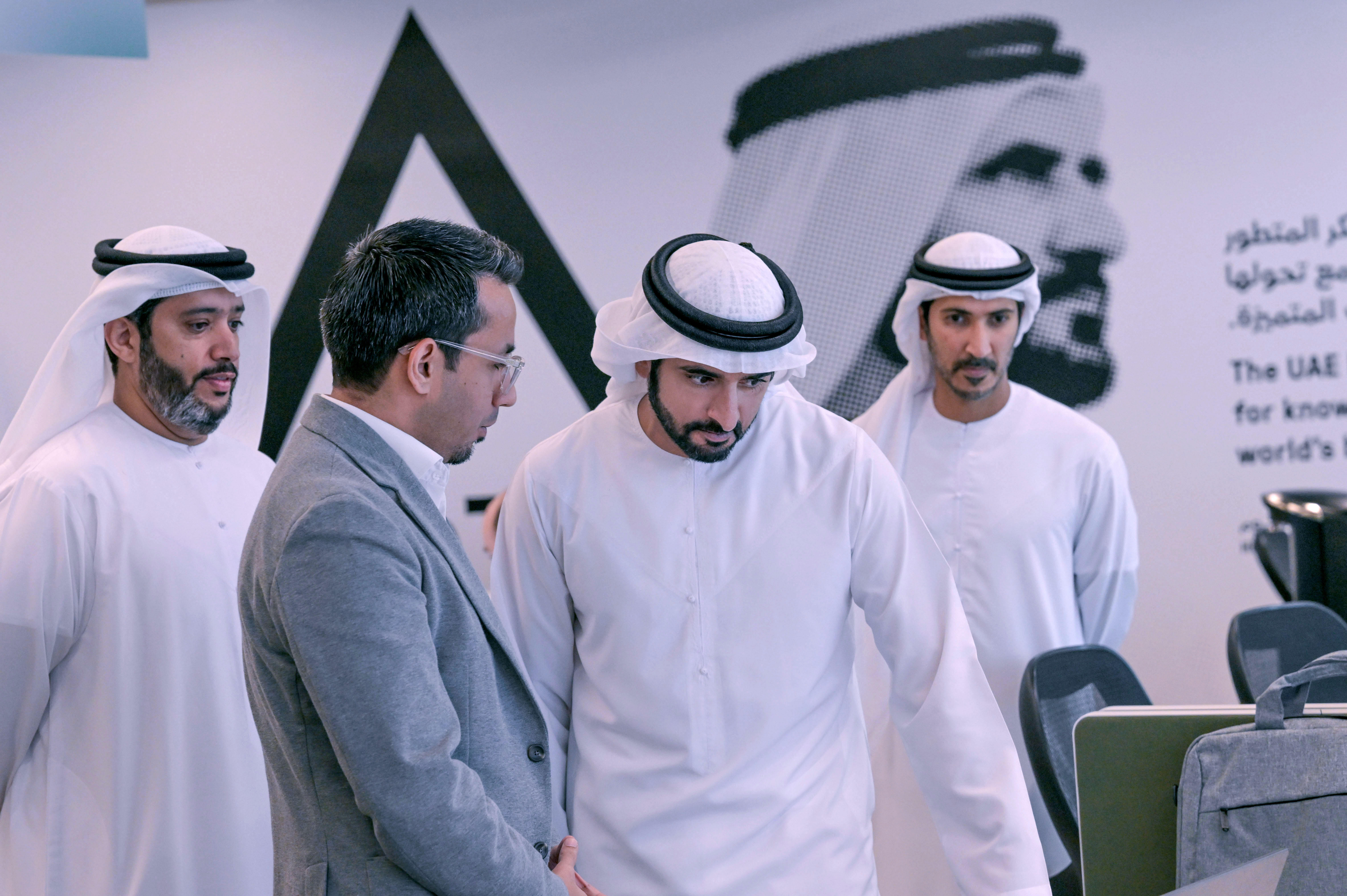 Hamdan bin Mohammed meets with AI experts at DCAI accelerator programme