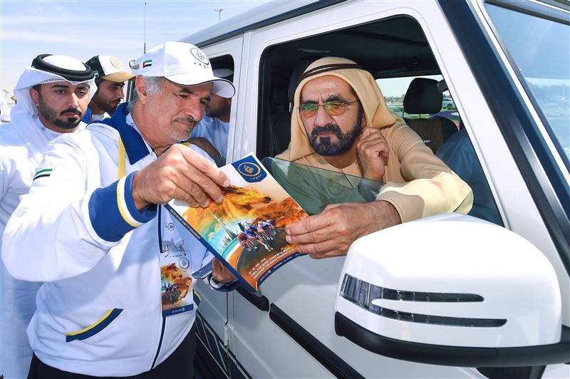 محمد بن راشد يشهد جانباً من منافسات طواف دبي الدولي للدراجات الهوائية