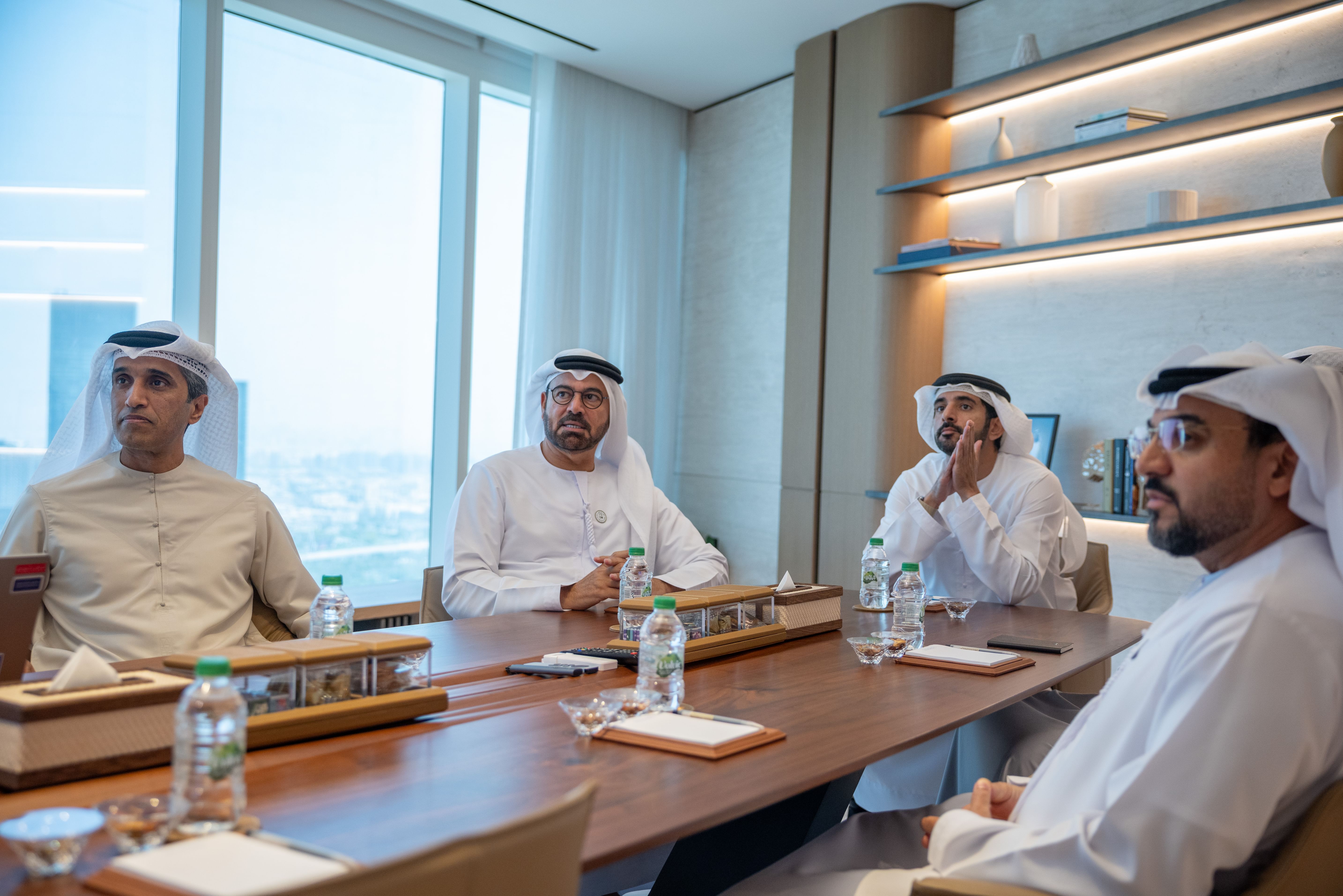 حمدان بن محمد يترأس اجتماع اللجنة الإشرافية على وسام محمد بن راشد للقيادة ويعتمد المدير العام الفائز بالدورة الأولى