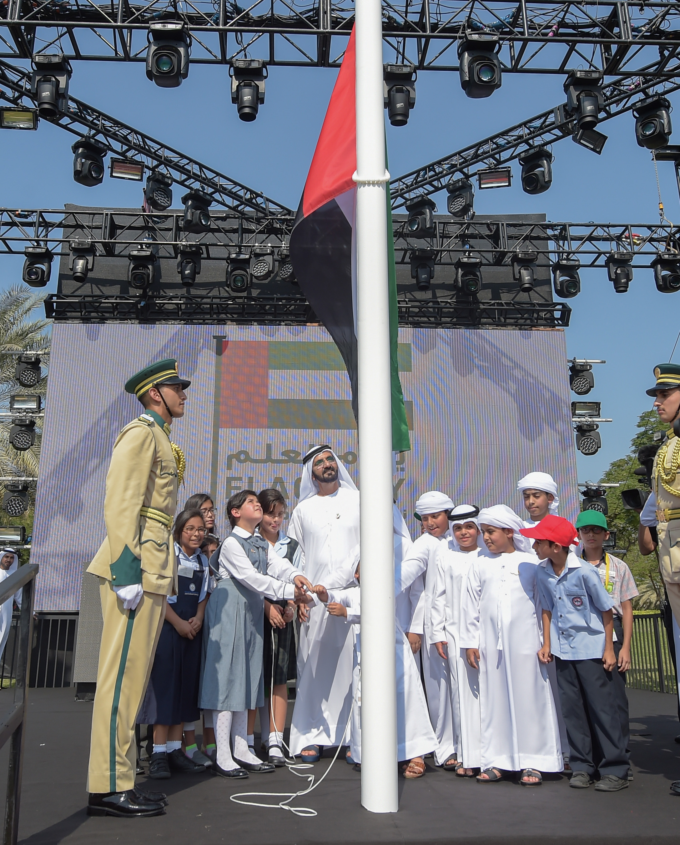 محمد بن راشد يرفع علم الدولة بمناسبة الاحتفال بيوم العلم بحضور 20 ألف تلميذ