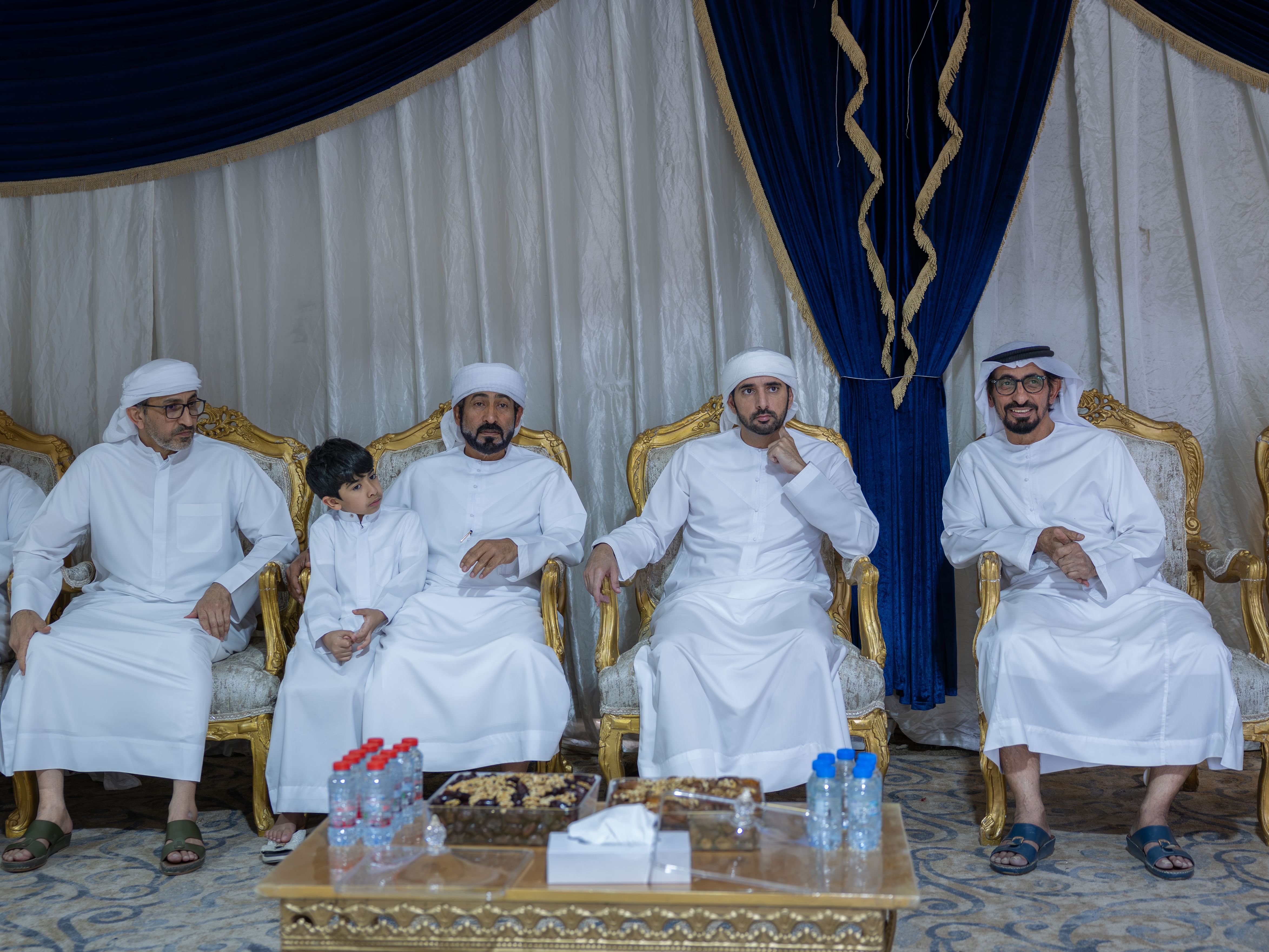 حمدان بن محمد يقدّم واجب العزاء في وفاة حميد حارب المهيري