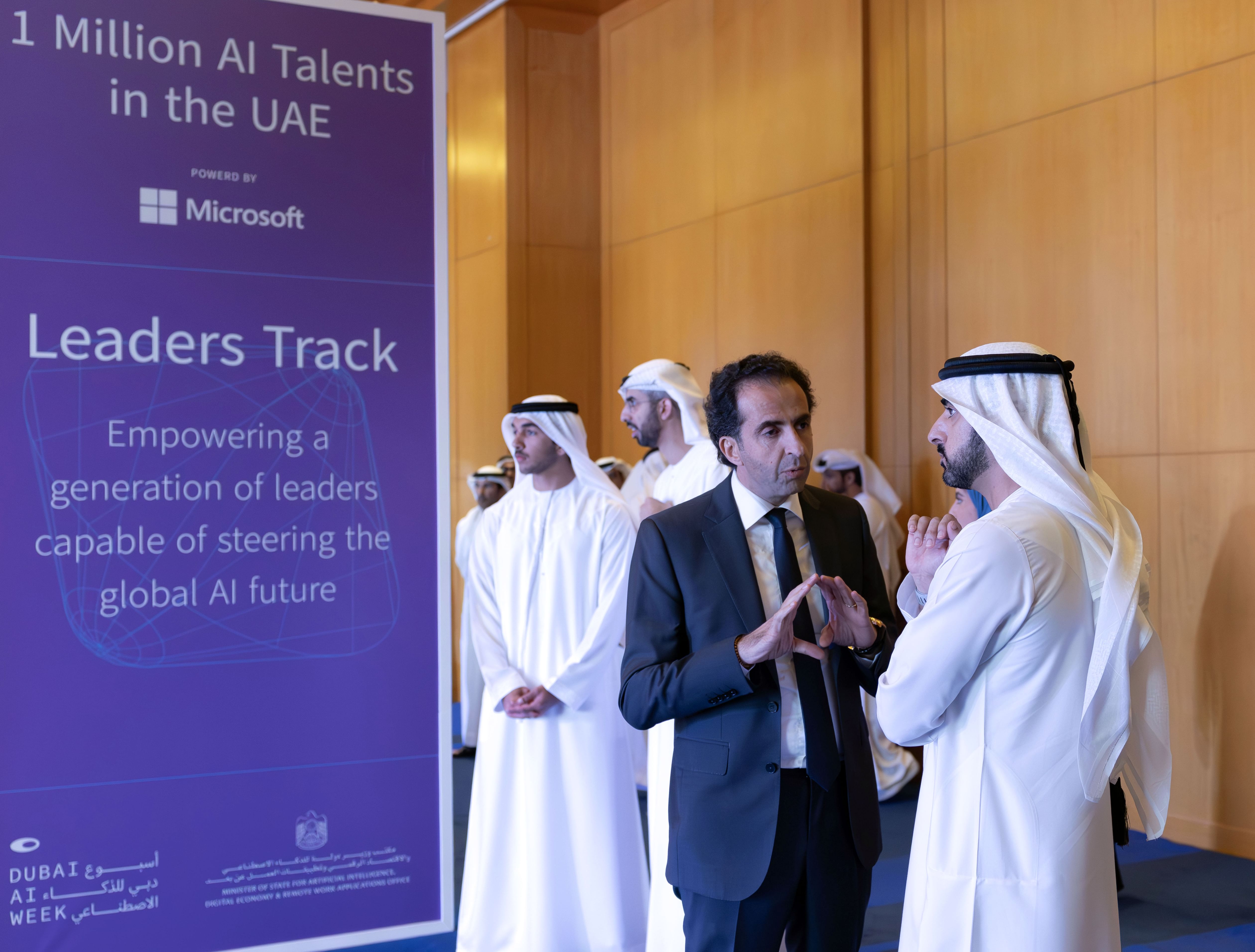 Hamdan bin Mohammed meets with government employees participating in ‘1 Million AI Talents in the UAE’ initiative