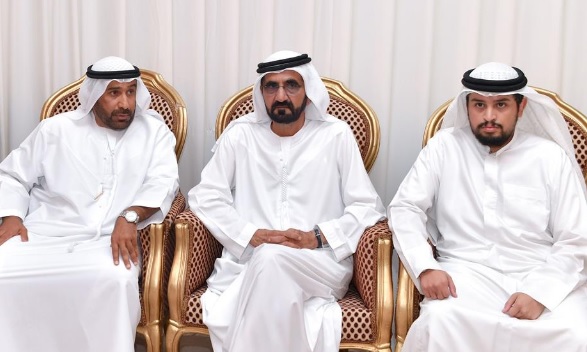 محمد بن راشد يقدم واجب العزاء بوفاة خميس مطر المزينة