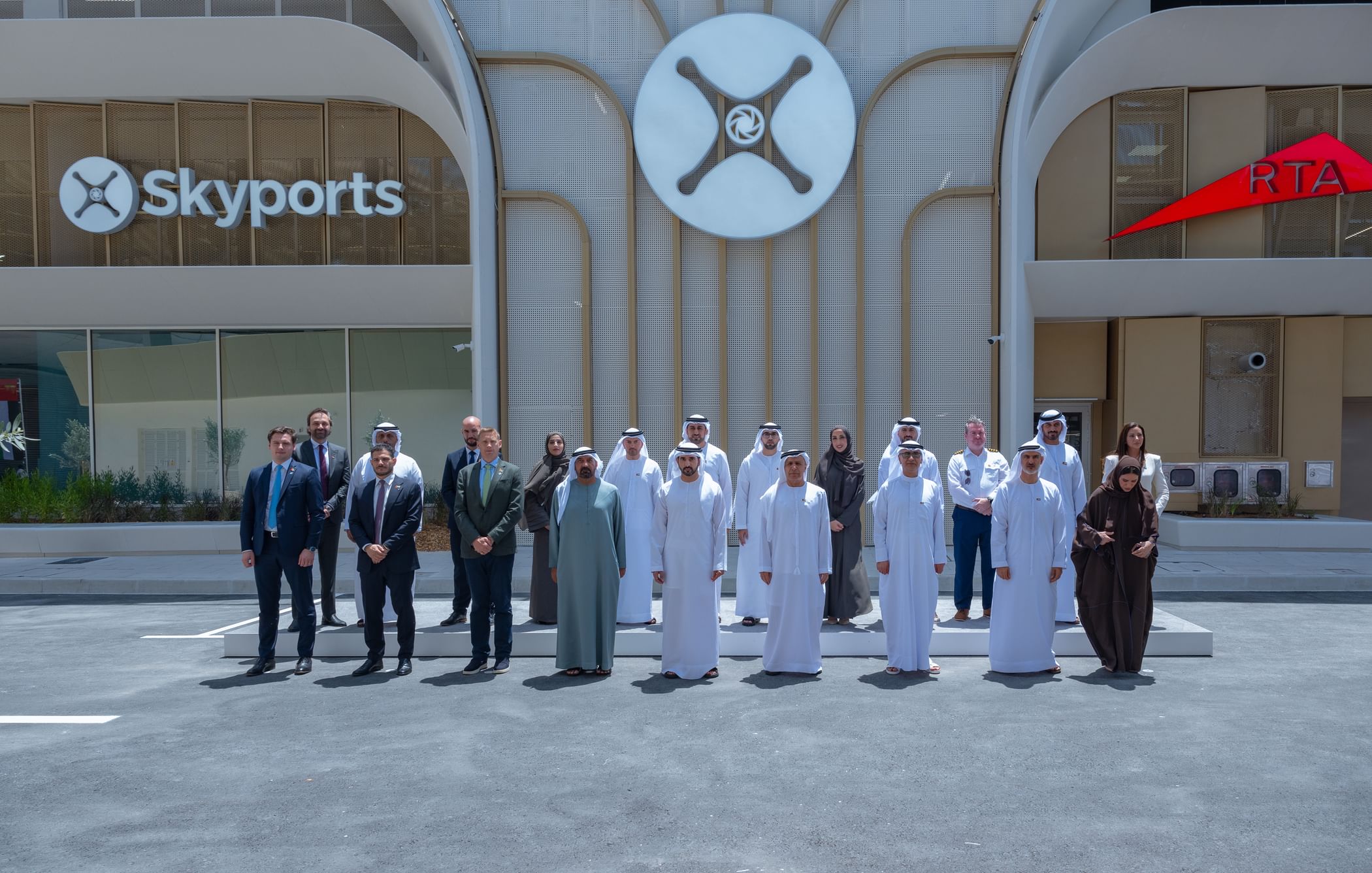 حمدان بن محمد يتفقّد سير العمل في أول محطة للإقلاع والهبوط العمودي للتاكسي الجوي بالقرب من مطار دبي الدولي