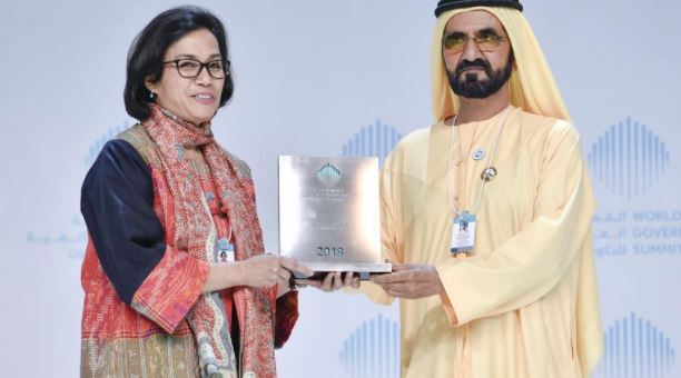 محمد بن راشد يكرم سيري مولياني اندراواتي بجائزة أفضل وزير بالعالم