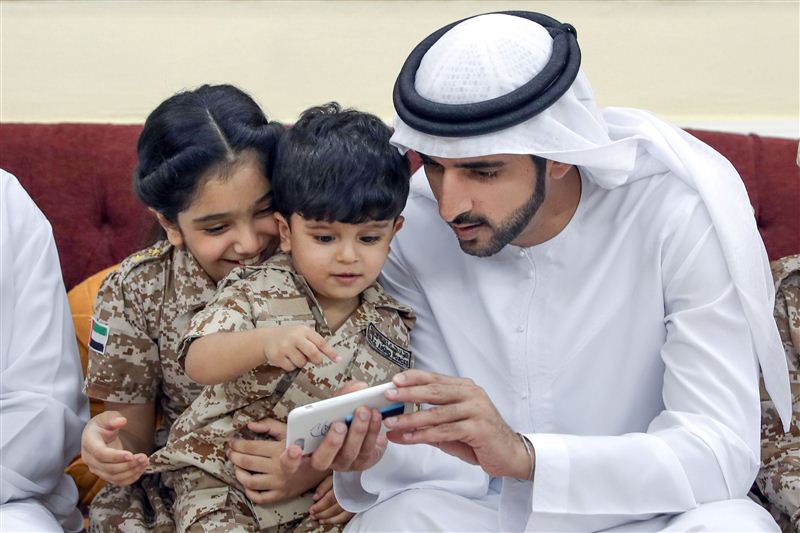 حمدان بن محمد يقدم واجب العزاء لأسرتي الشهيدين المسماري والمراشدة