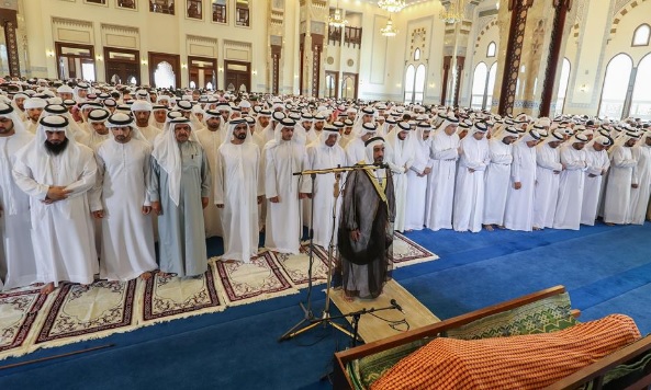 محمد بن راشد يؤدي صلاة الجنازة على جثمان الفقيد خميس مطر المزينة