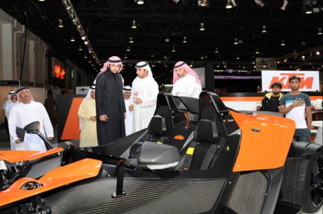 Ahmed Bin Mohammed visits Dubai Motor Show 