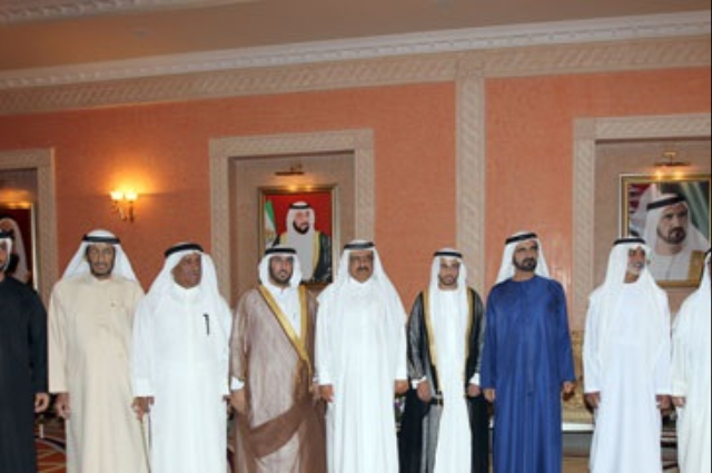 محمد بن راشد يضع إكليلا من الزهور على النصب التذكاري لرئيس بيرو الأول في الأرجنتين 