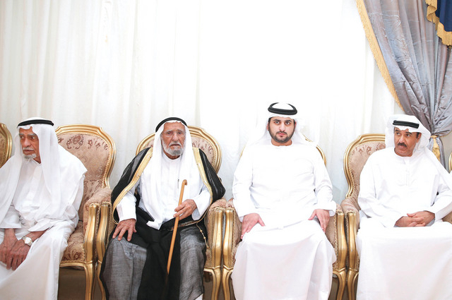 محمد بن راشد يقدم واجب العزاء في الشهيد حمود العامري