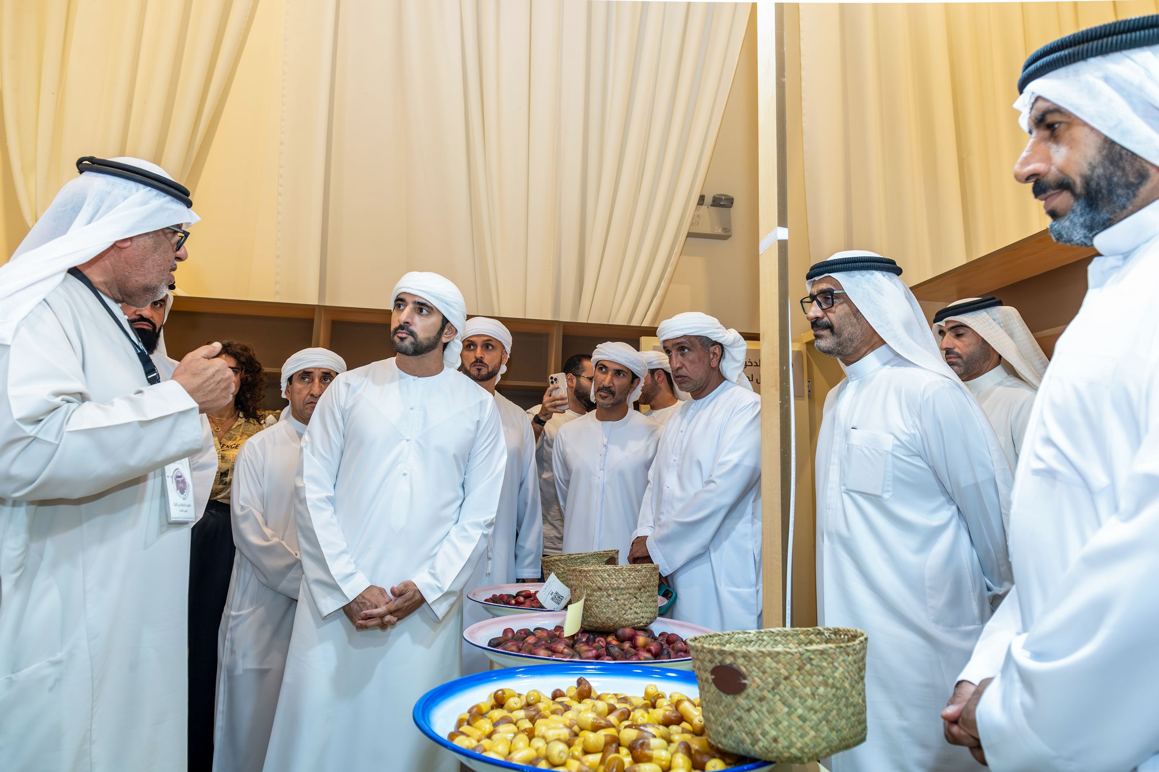 حمدان بن محمد يزور جانبا من "دبي للرطب" .. ويوجه بمكرمة قدرها مليون درهم تشجيعا للمشاركين