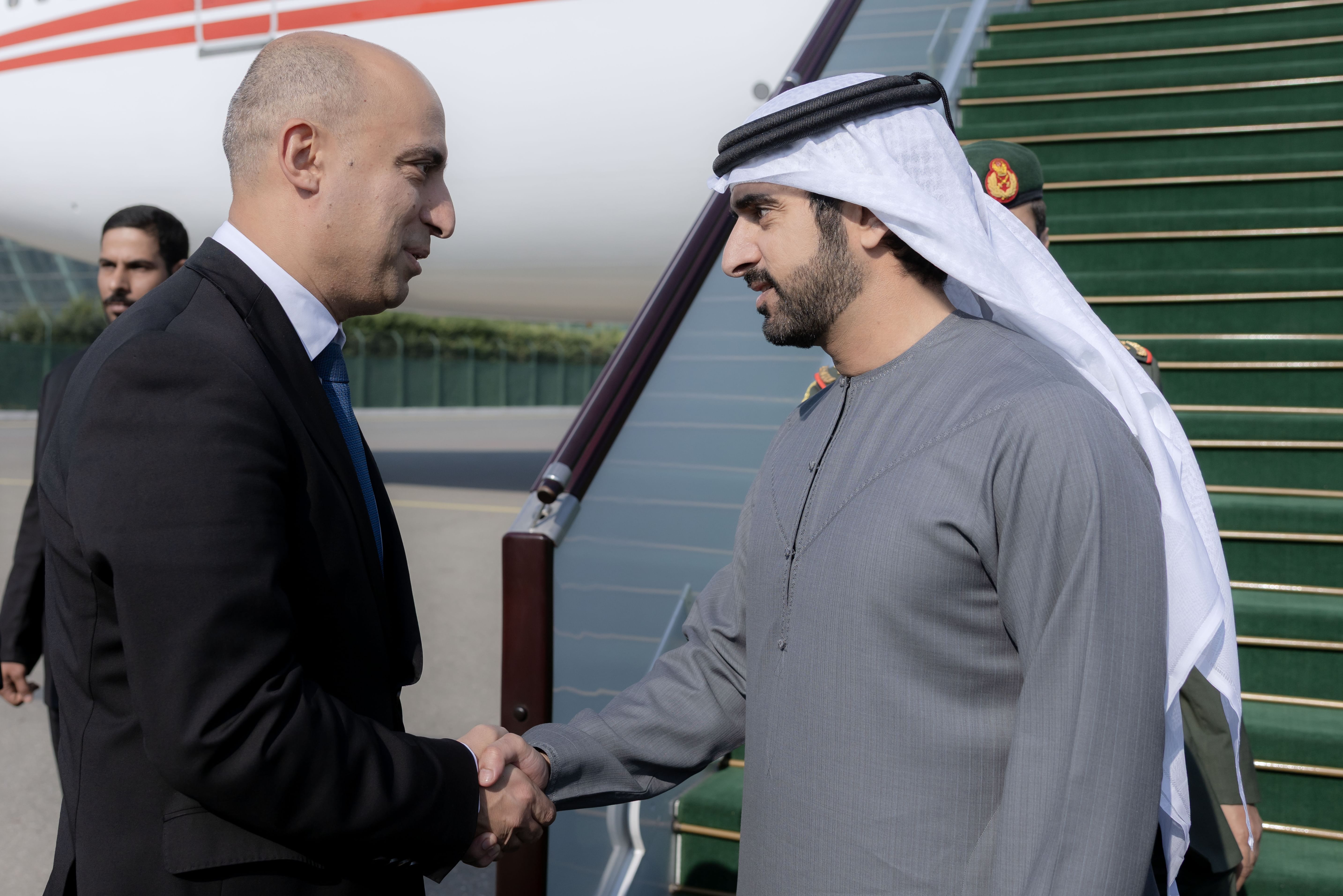 نيابة عن رئيس الدولة .. حمدان بن محمد يصل باكو على رأس وفد رسمي رفيع للمشاركة في احتفالات أذربيجان بيوم النصر