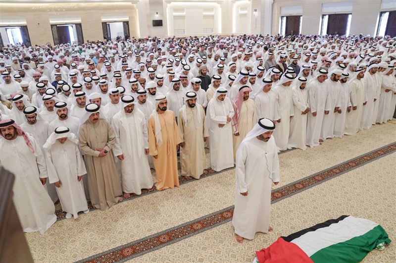 محمد بن راشد ومحمد بن زايد والشيوخ يؤدون صلاة الجنازة على جثمان الشيخة حصة بنت محمد