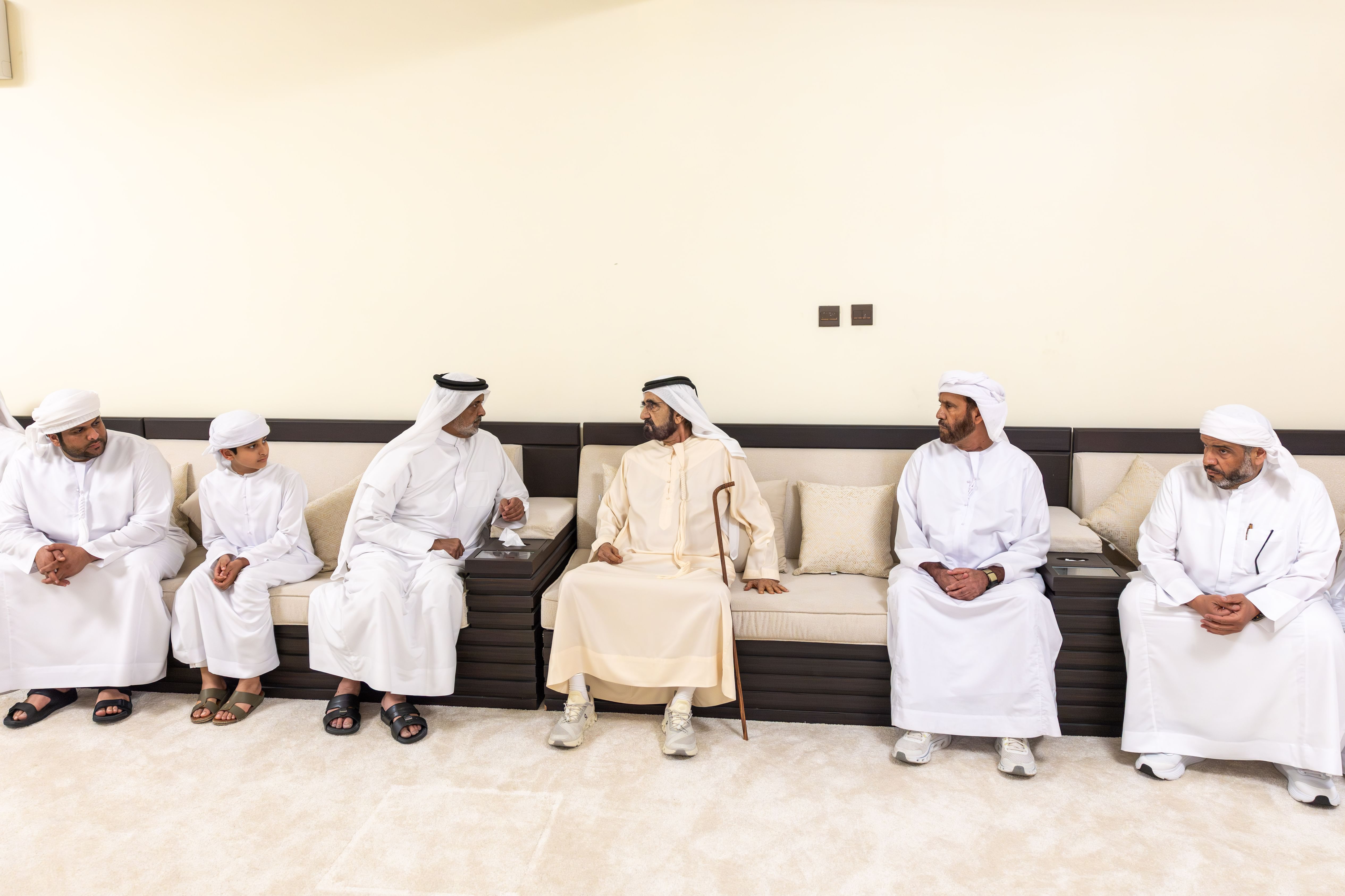 محمد بن راشد يقدّم واجب العزاء في وفاة سعيد المروشد