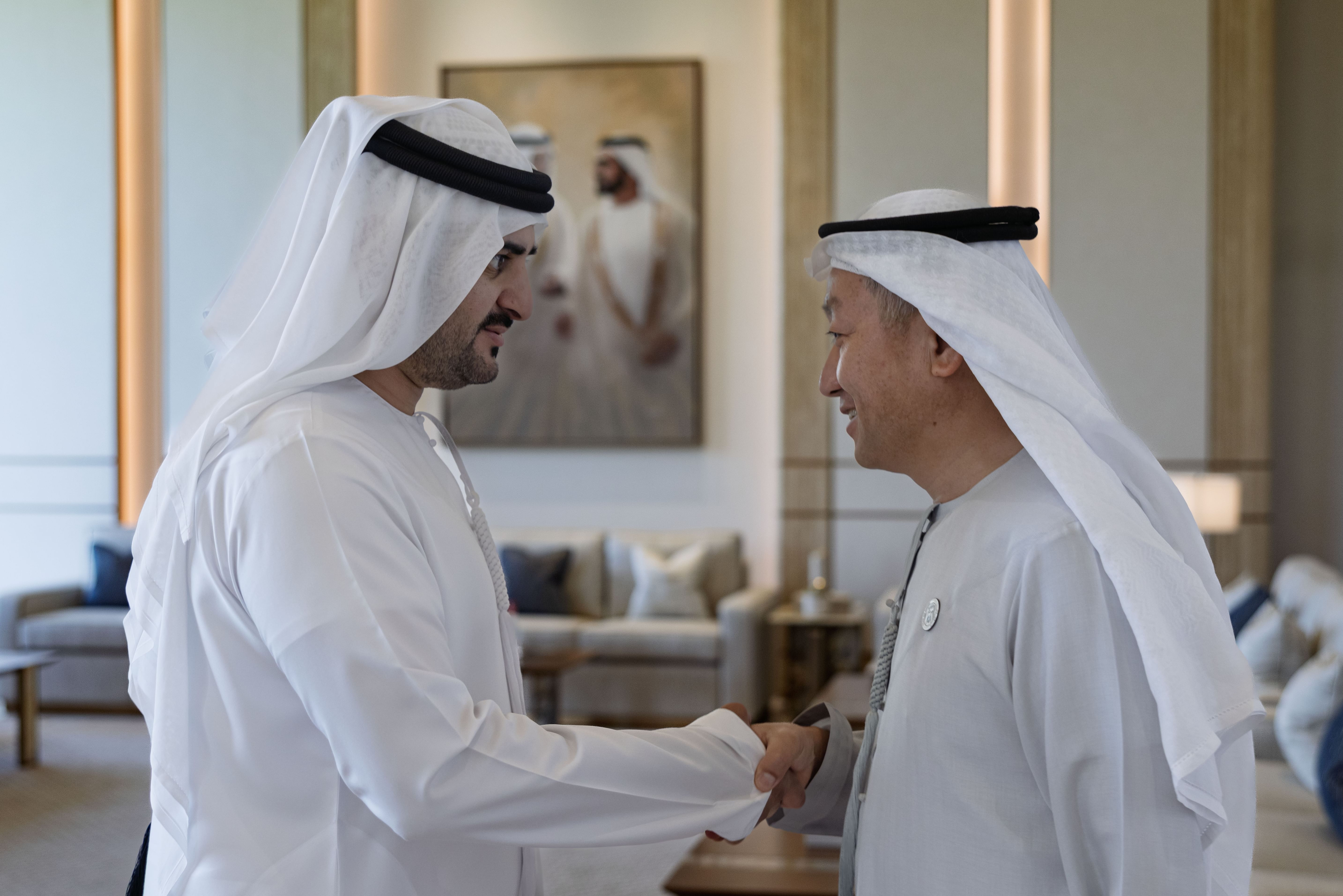 Maktoum bin Mohammed meets with China’s Ambassador to the UAE