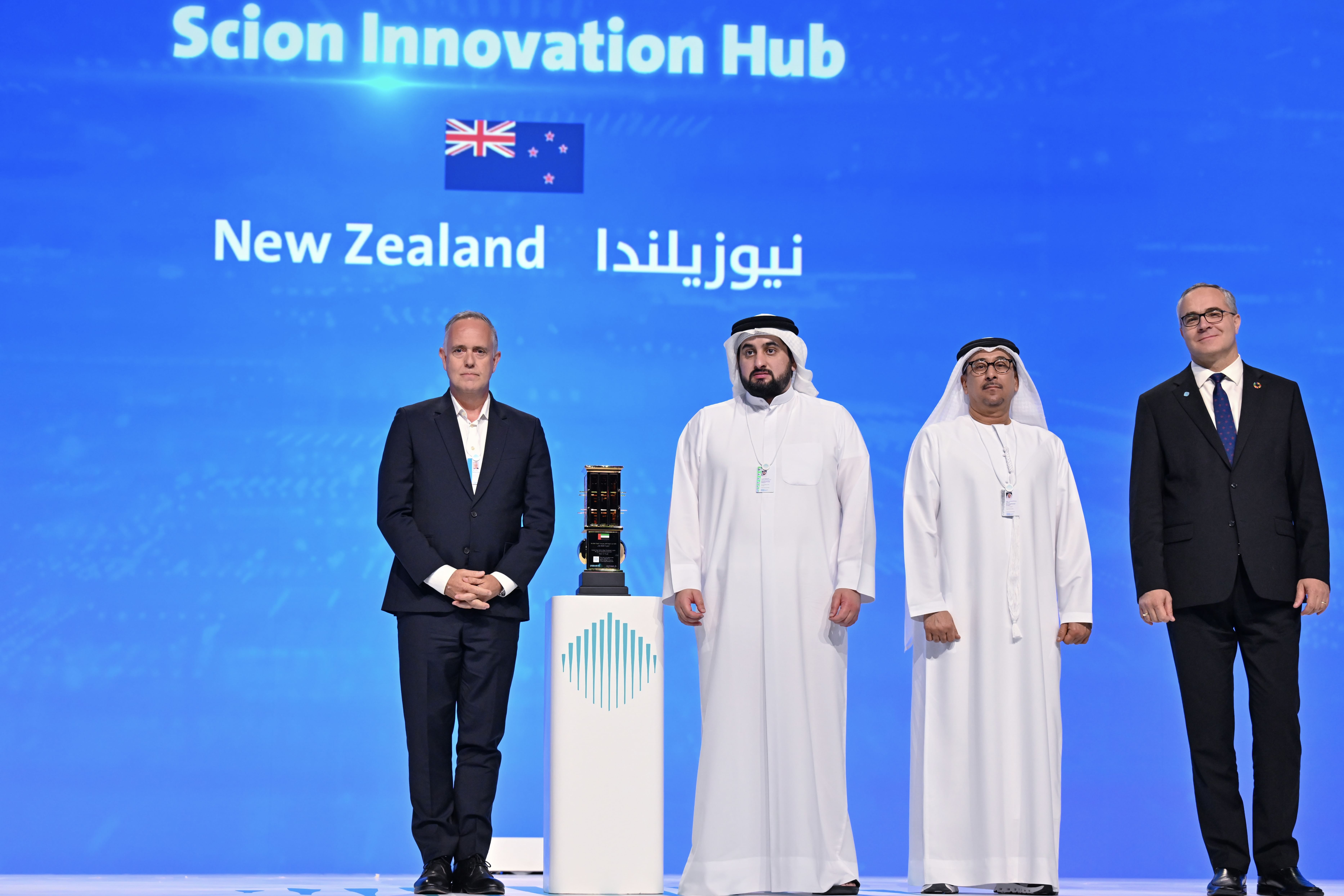 Ahmed bin Mohammed honours winning projects of Dubai International Best Practices Award for Sustainable Development