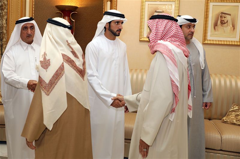 حمدان بن محمد يتقبل التعازي في وفاة شيخة بنت سعيد بن مكتوم آل مكتوم