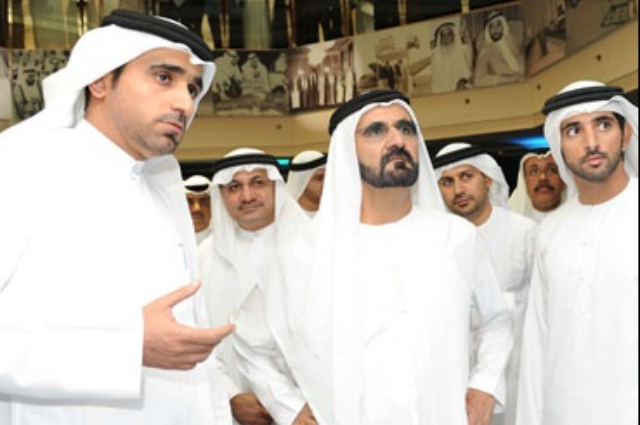 محمد بن راشد يحضر حفل زفاف ثلاثة مواطنين 