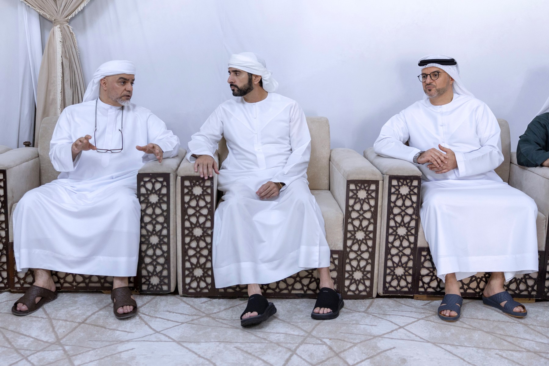 حمدان بن محمد يقدم واجب العزاء في وفاة جاسم محمد رسول رئيسي