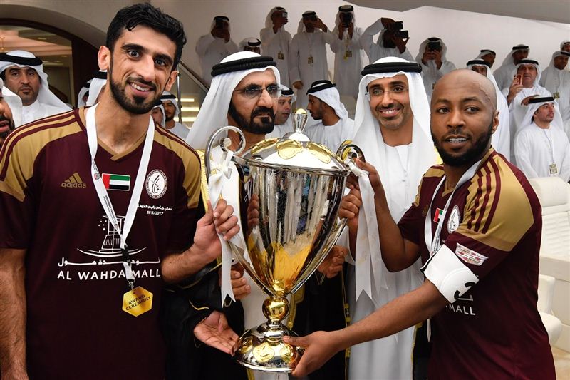 محمد بن راشد يتوج فريق نادي الوحدة بطلاً لكأس رئيس الدولة