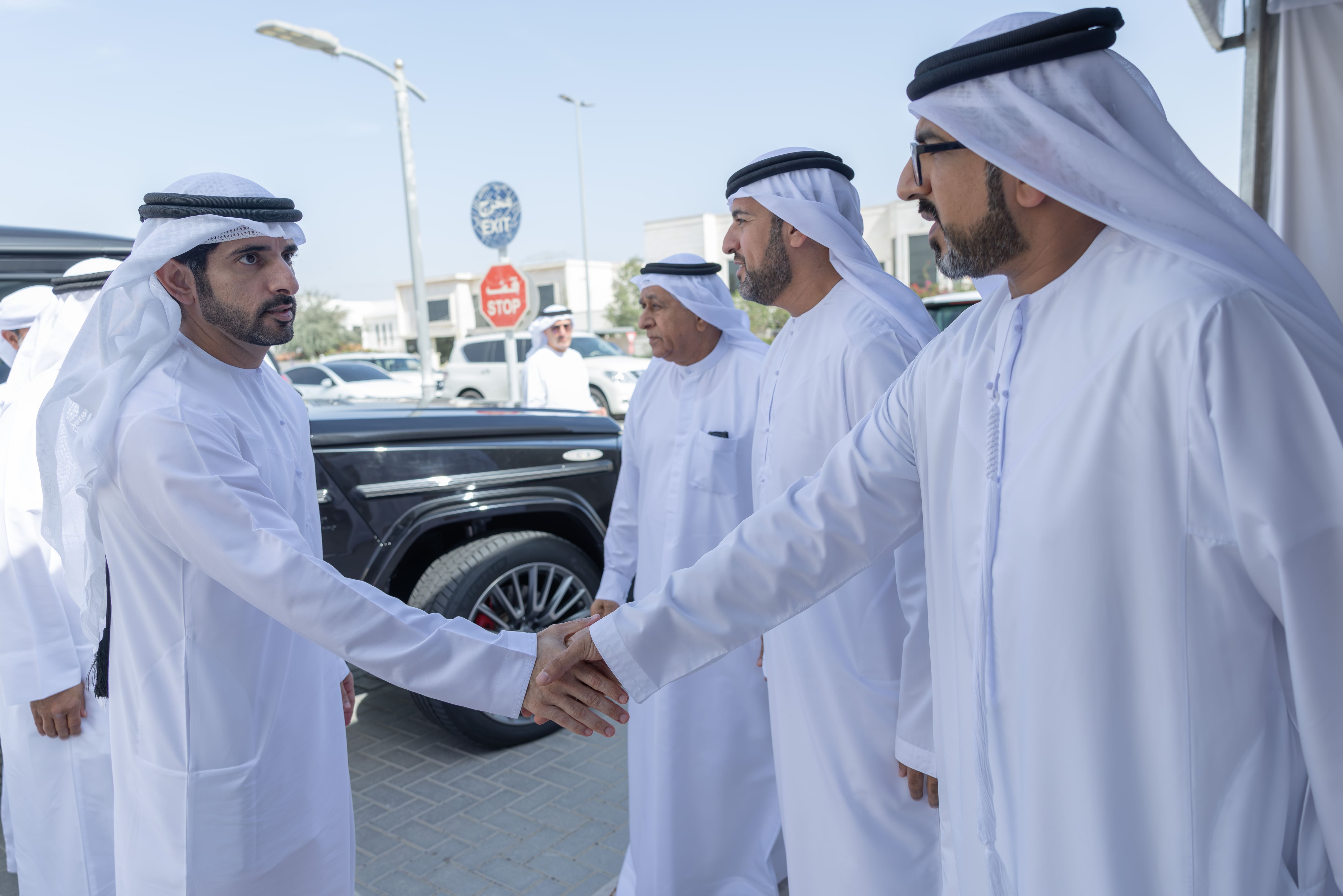 حمدان بن محمد يقدّم واجب العزاء في وفاة عمر أحمد البلوشي