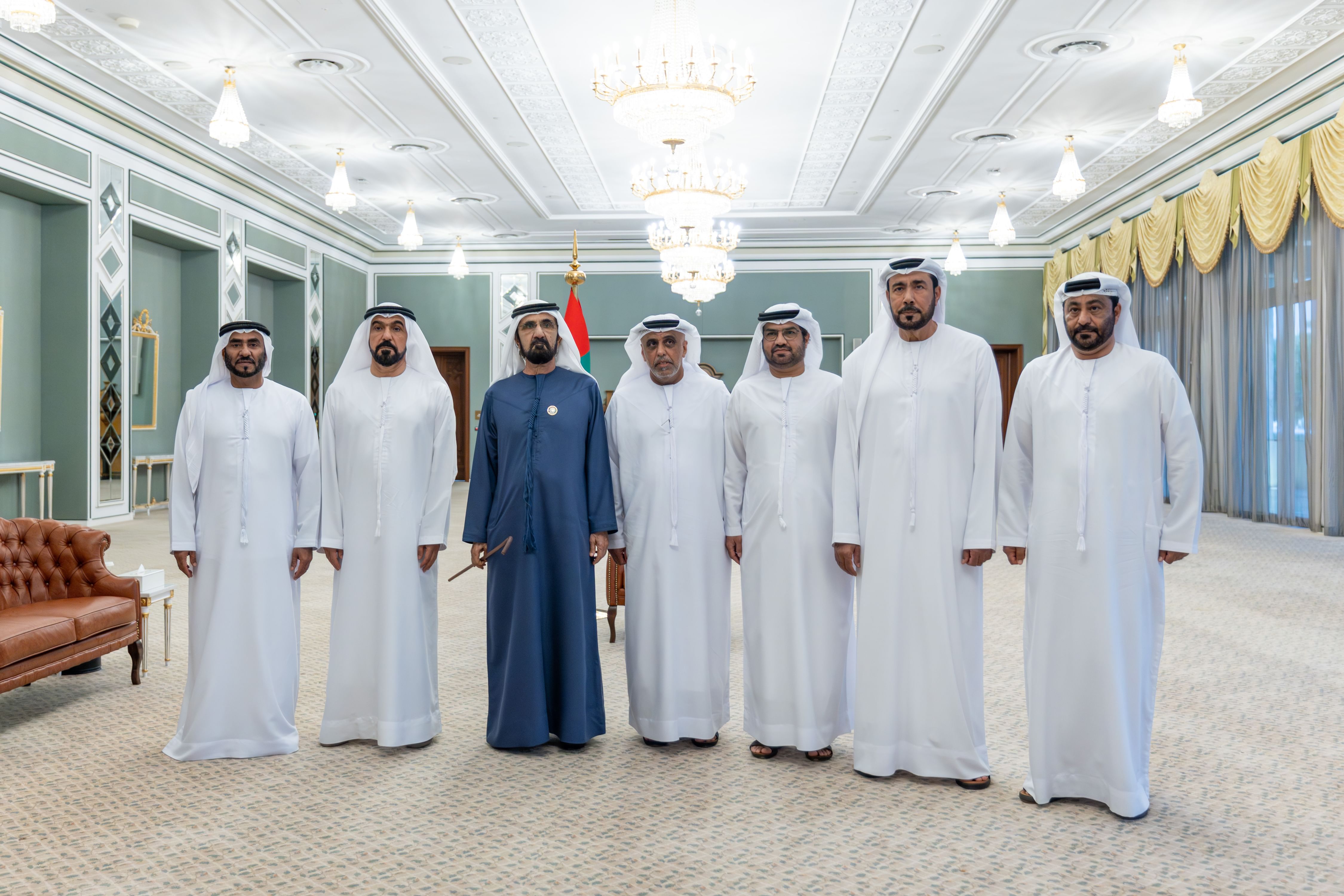 محمد بن راشد يلتقي عدداً من الألوية المتقاعدين في شرطة دبي