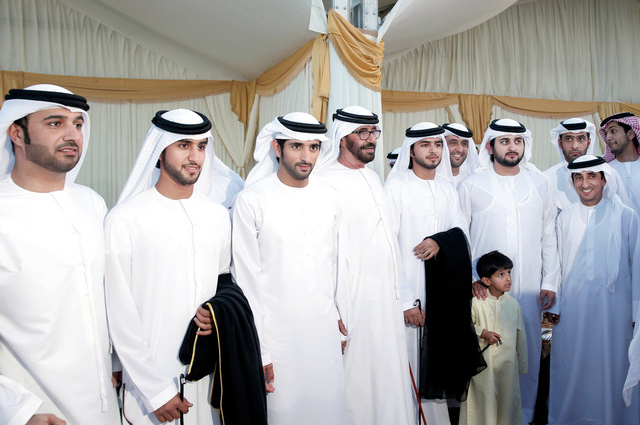 محمد بن راشد يتفقد مجمع "سيتي ووك" السكني التجاري الترفيهي