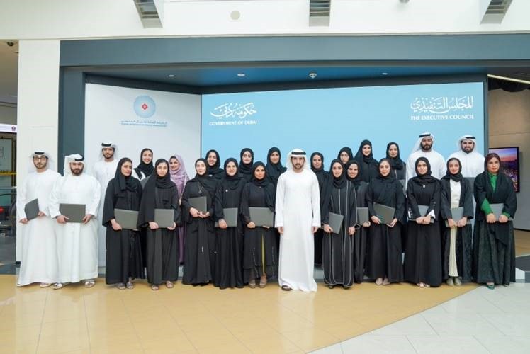 Hamdan bin Mohammed meets with graduates of Executive Programme in Government Communication