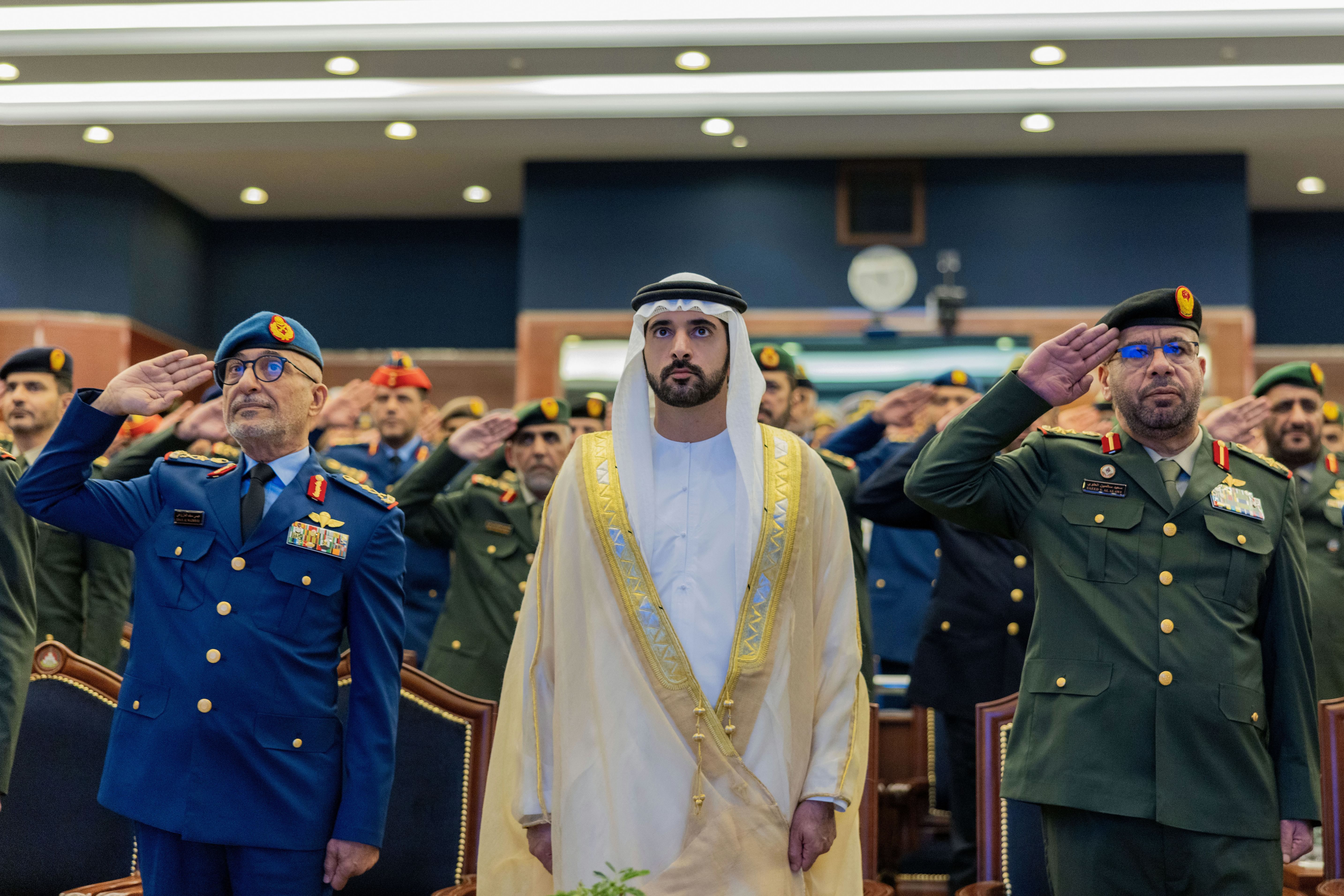 حمدان بن محمد يشهد حفل تخريج الدورة الـ34 في كلية القيادة والأركان المشتركة