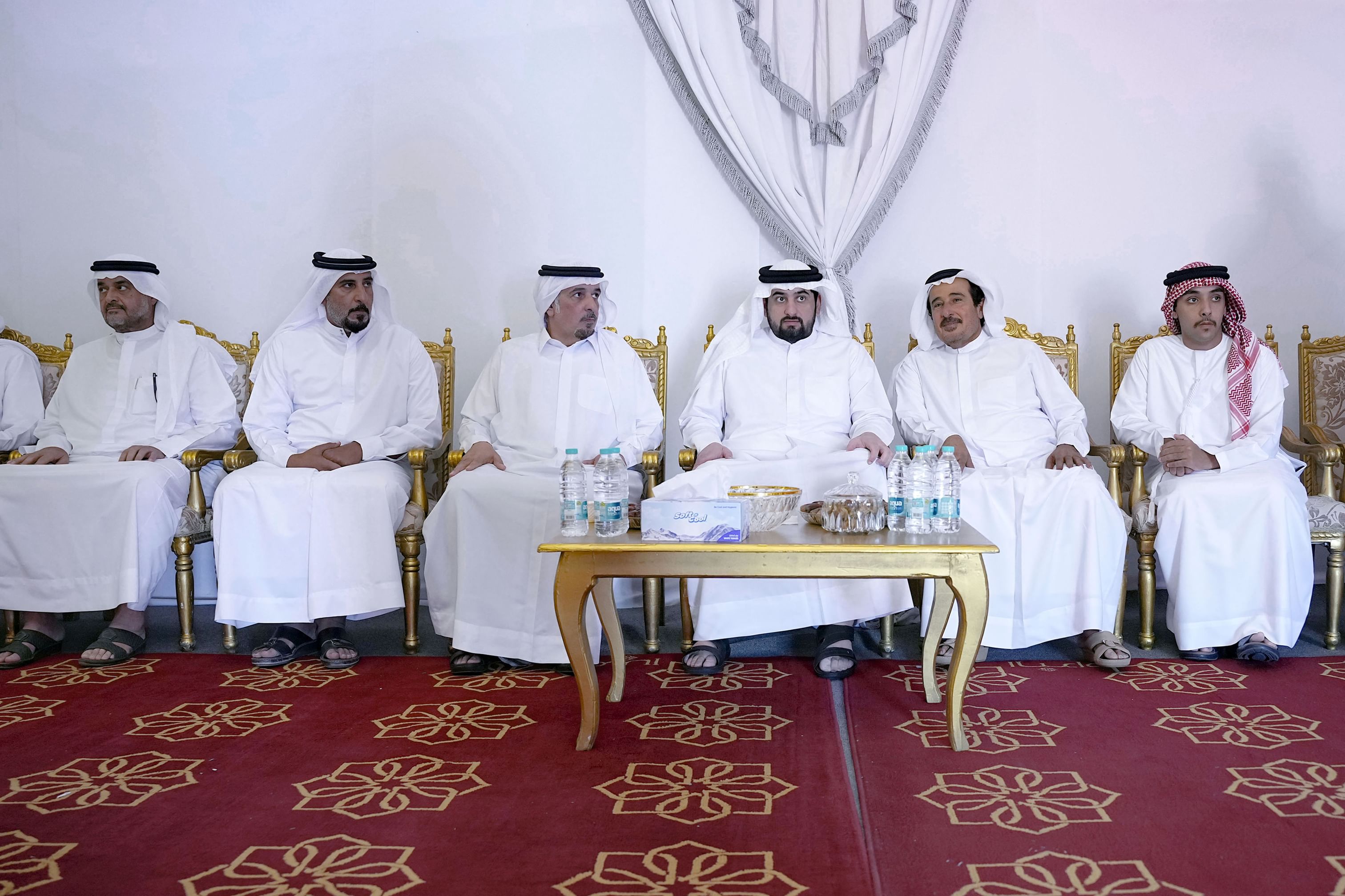 أحمد بن محمد يقدم واجب العزاء في وفاة محمد عبدالله بالعبيده السويدي