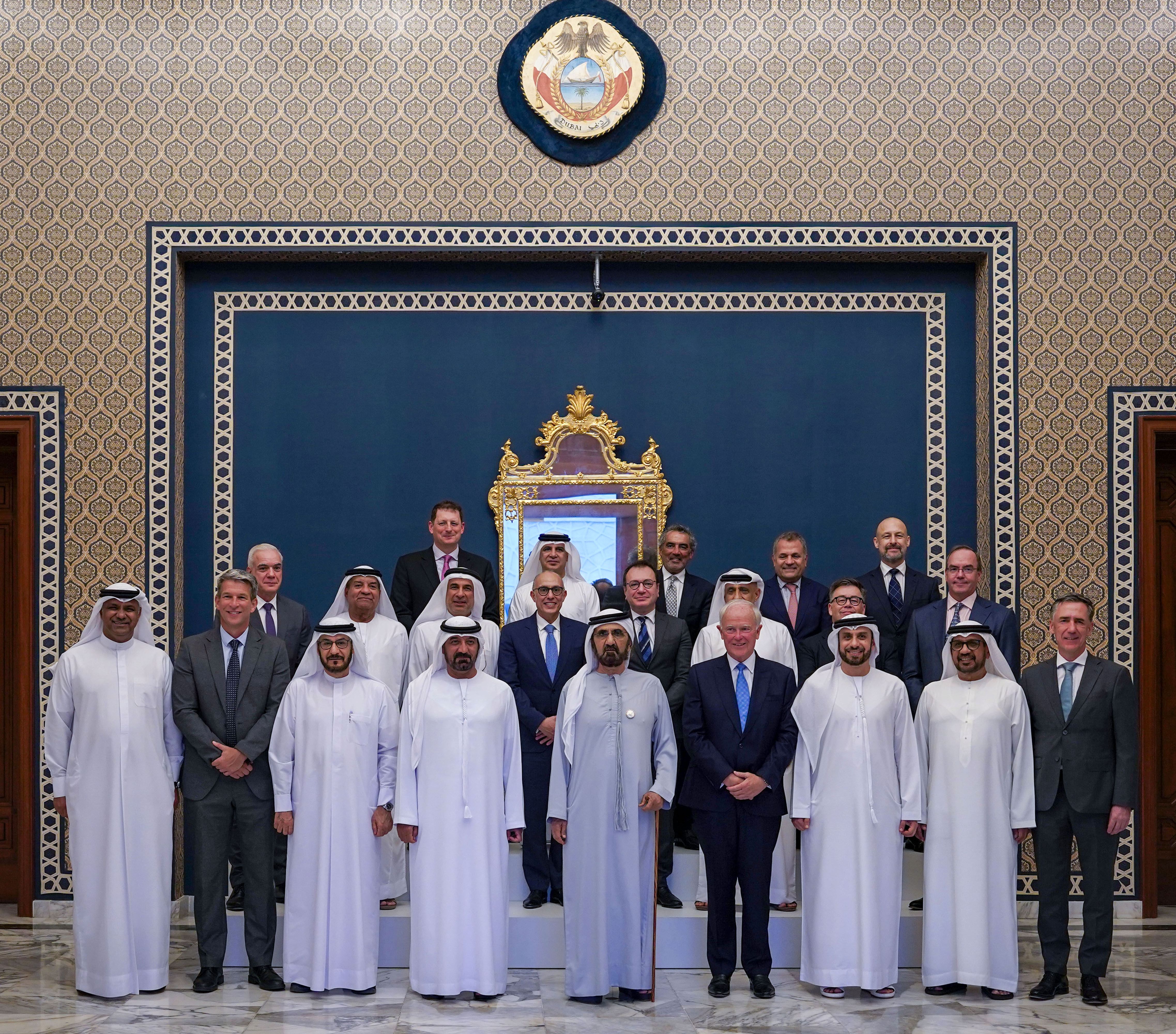 Mohammed bin Rashid meets with senior officials of Emirates Airline and Group