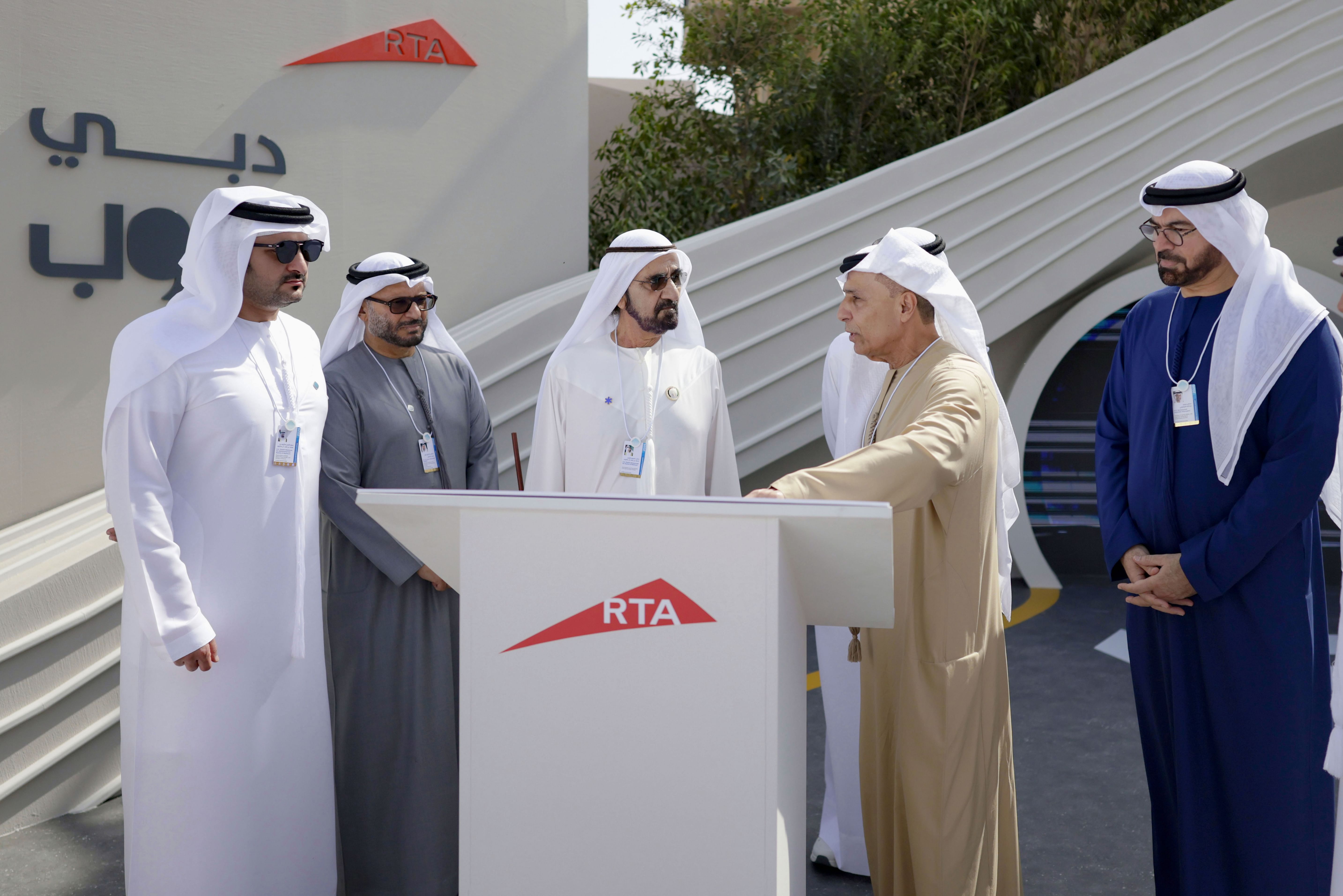 محمد بن راشد يطّلع على مشروعي "دبي لوب" و"جلايدوايز" لتعزيز التنقل الذكي والمستدام