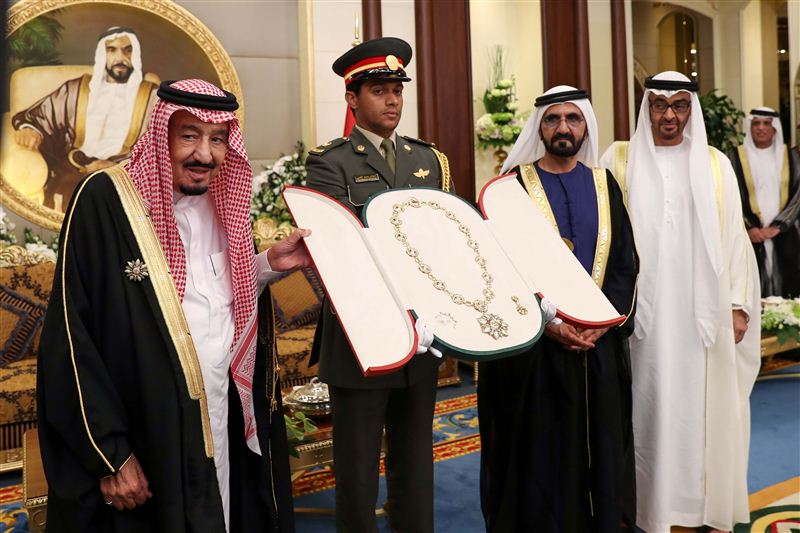 بحضور محمد بن راشد.. محمد بن زايد يمنح خادم الحرمين الشريفين وسام زايد