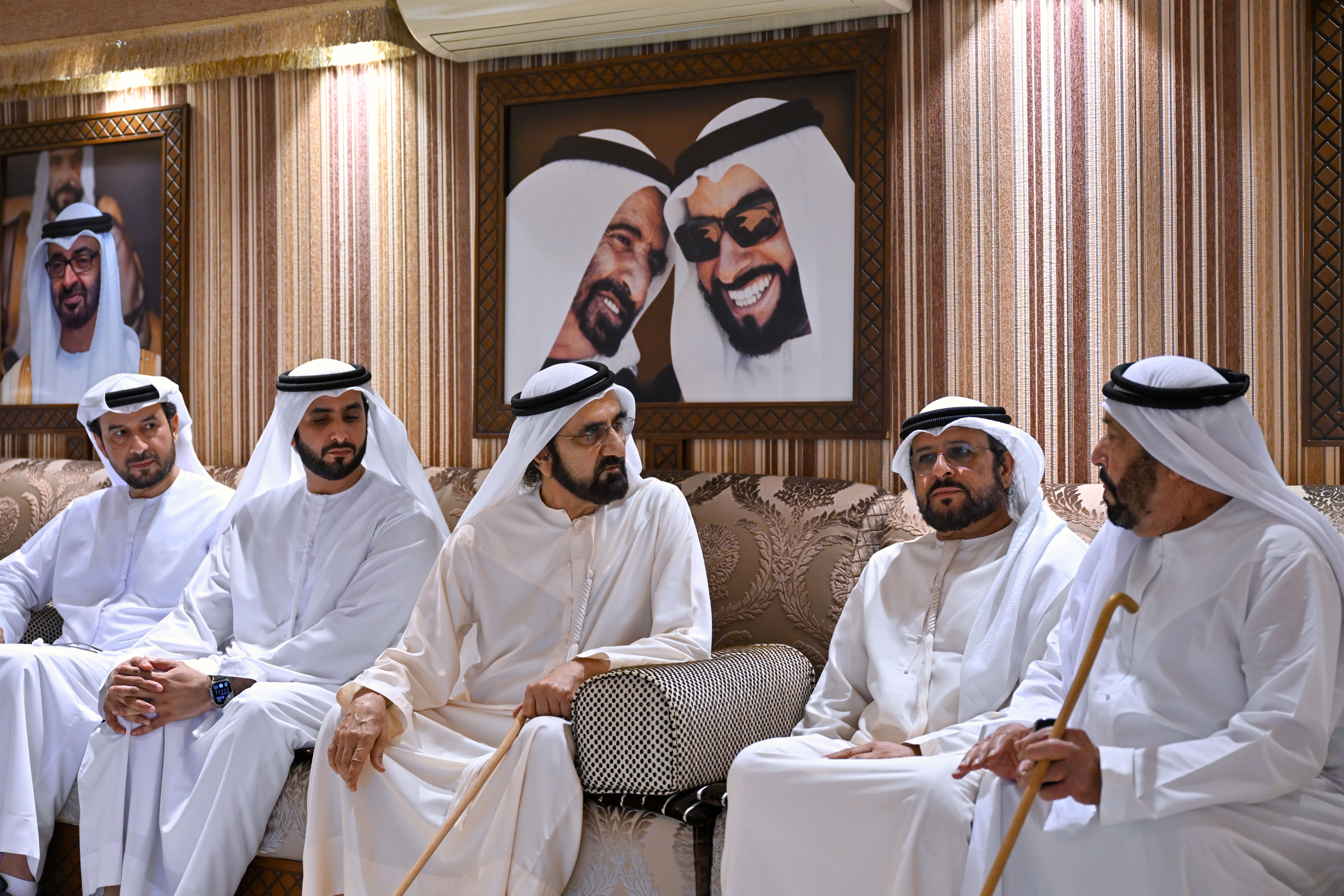 محمد بن راشد يقدم واجب العزاء بوفاة محمد بن سعيد الطاير