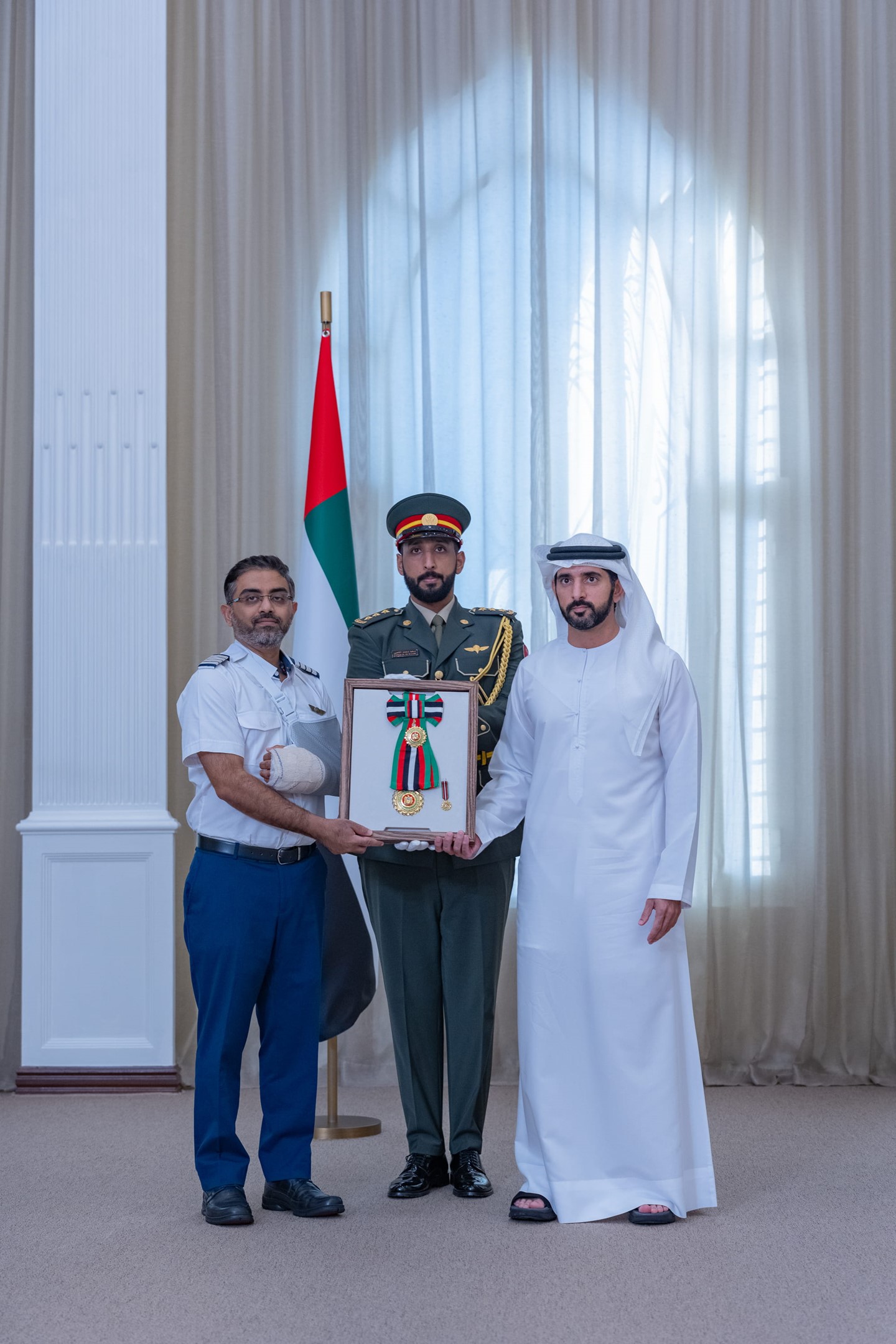 رئيس الدولة يمنح طاقم طائرة "فلاي دبي" وسام زايد الثاني..وحمدان بن محمد بن راشد يقلد الأوسمة