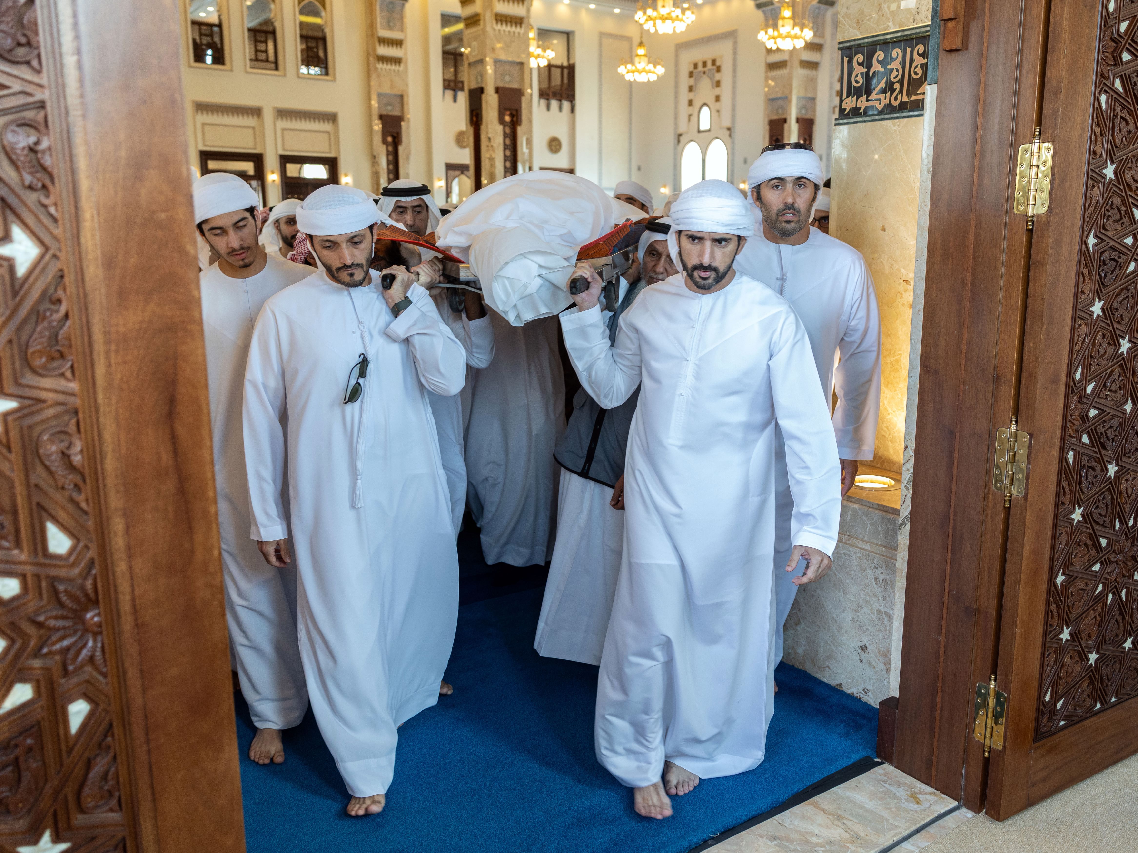 حمدان بن محمد يحضر تشييع جثمان محمد بن عبيد آل مكتوم