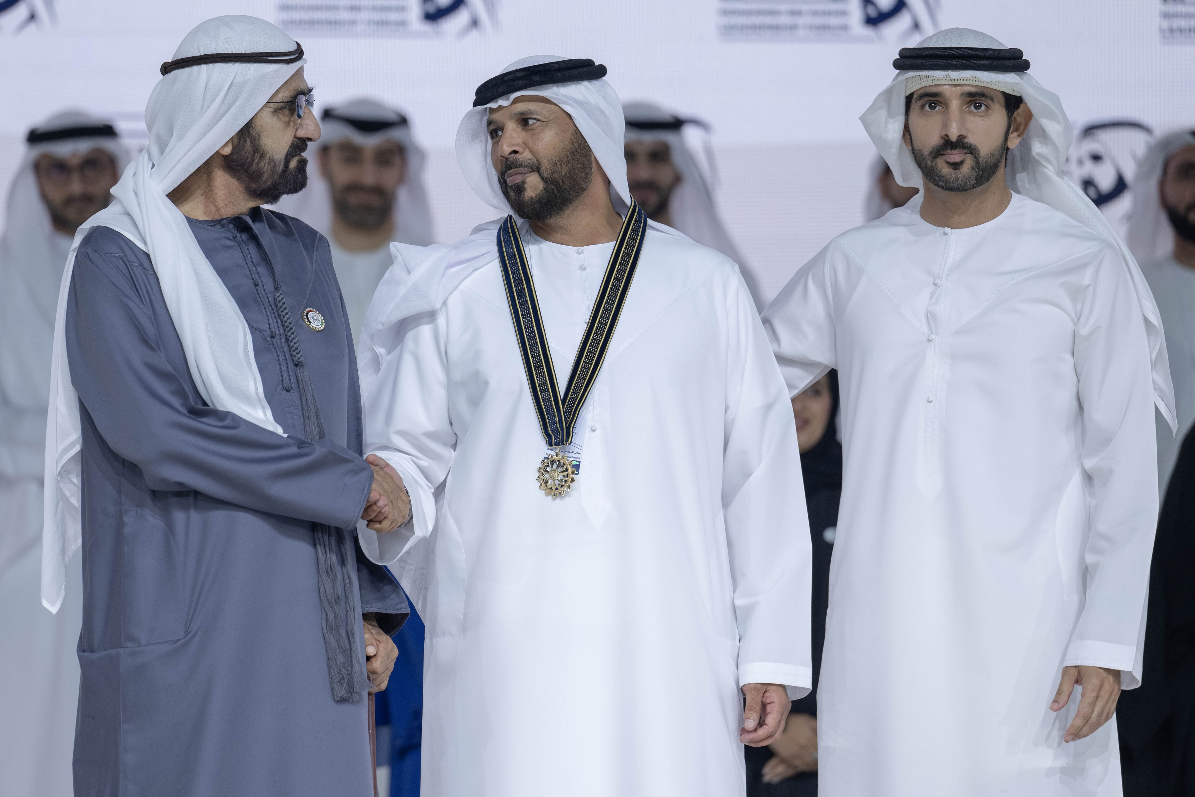بحضور محمد بن راشد.. حمدان بن محمد يقلد مروان بن غليطة وسام محمد بن راشد للقيادة