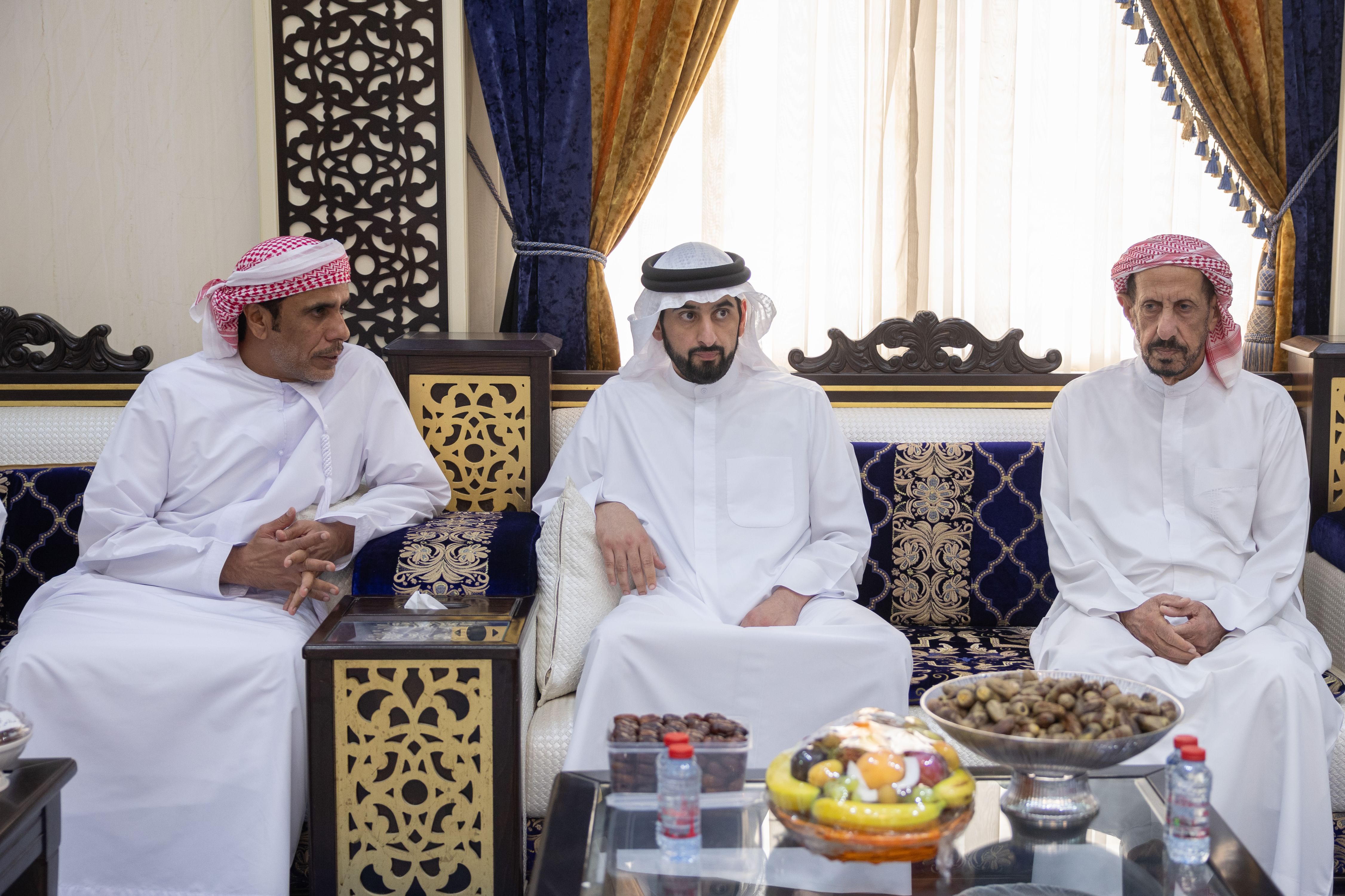 أحمد بن محمد يقدم واجب العزاء في وفاة سهيل مبارك الكتبي