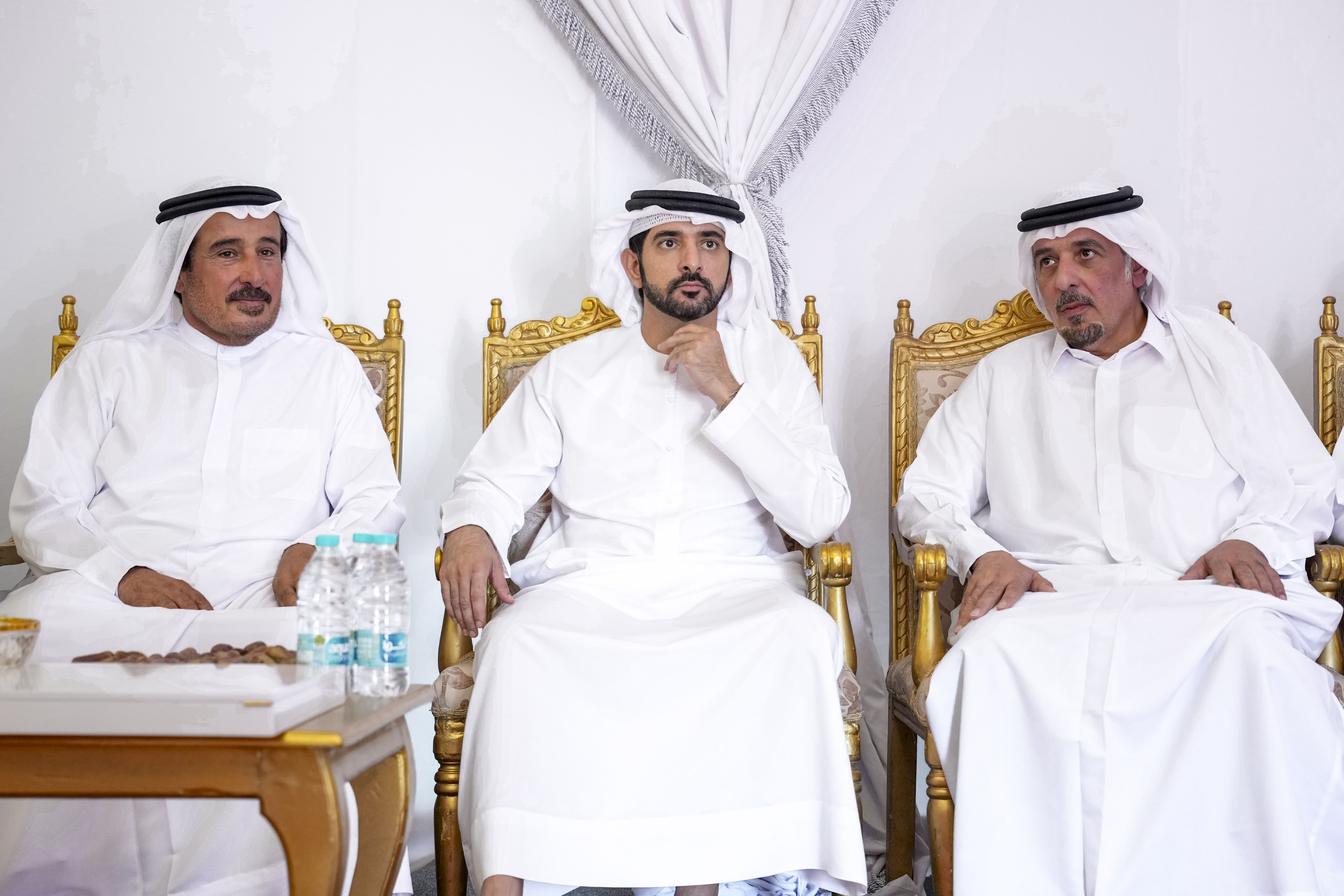 حمدان بن محمد يقدم واجب العزاء في وفاة محمد عبدالله بالعبيده السويدي