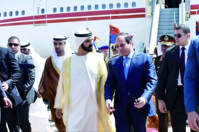 محمد بن راشد يصل شرم الشيخ والسيسي في مقدمة مستقبليه