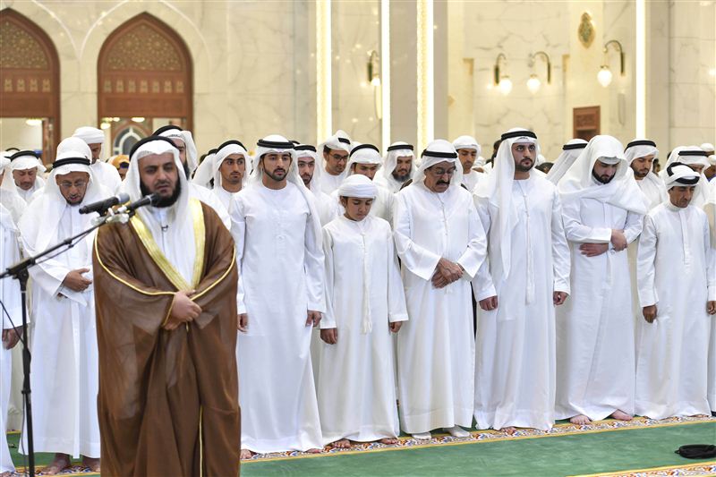 حمدان بن محمد يؤدي صلاة المغرب في مسجد الشيخة هند بنت مكتوم الجديد بمنطقة زعبيل الثانية