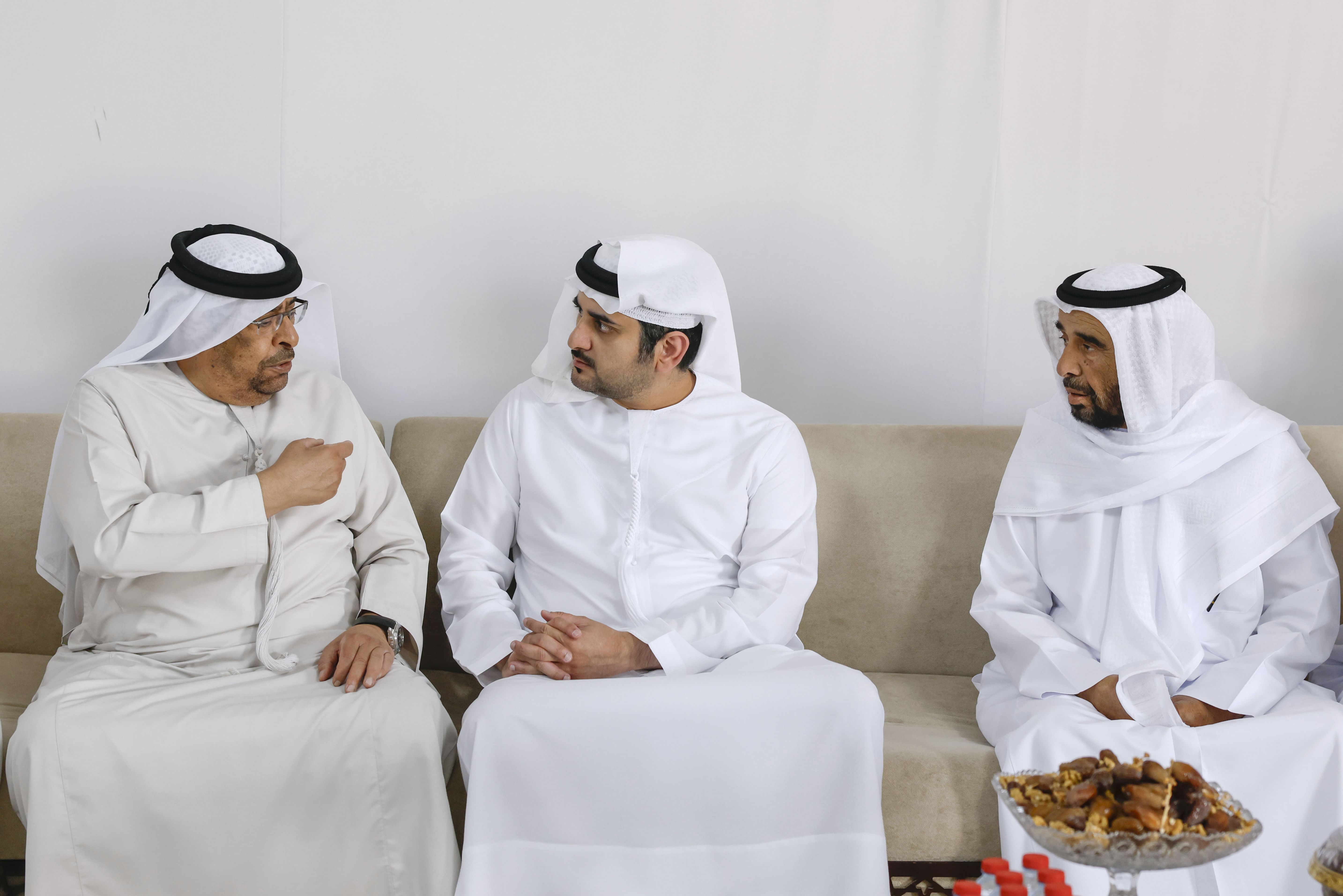 مكتوم بن محمد يقدم واجب العزاء في وفاة مطر خلفان المزروعي