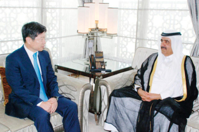 Hamdan bin Rashid receives the Consul Generals of Korea and China